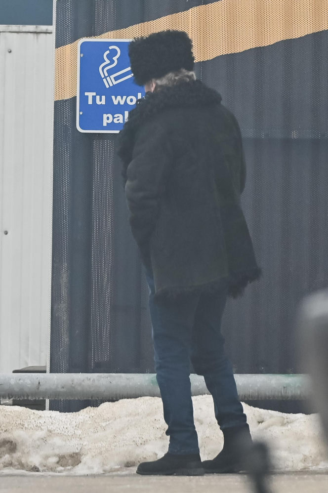 Daniel Olbrychski pali pod zakazem palenia