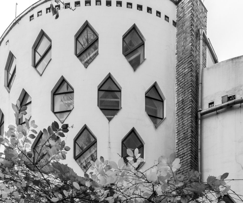Cylindryczna ściana domu Mielnikowa z romboidalnymi oknami. O historii tego budynku przeczytasz w serwisie Architektura.