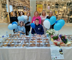 Uczennice IV LO szkolą Siedlczan z udzielania pierwszej pomocy