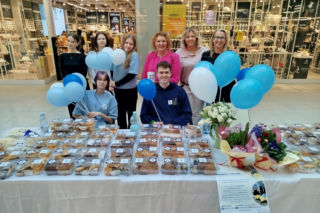 Uczennice IV LO szkolą Siedlczan z udzielania pierwszej pomocy