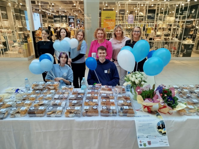 Uczennice IV LO szkolą Siedlczan z udzielania pierwszej pomocy