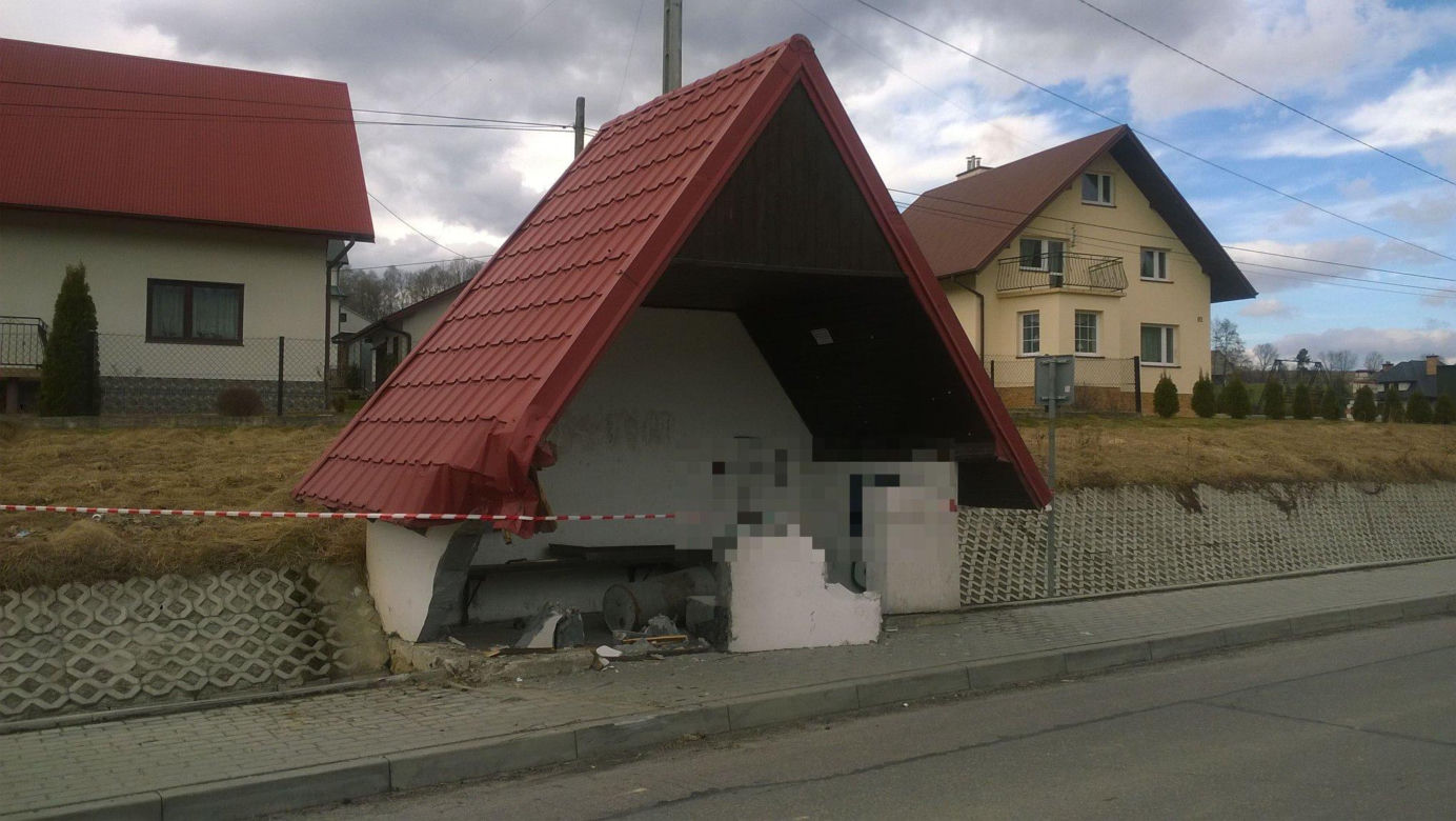 Pechowy wtorek na drogach. Ciężarówka zaparkowała w domu, seicento na przystanku