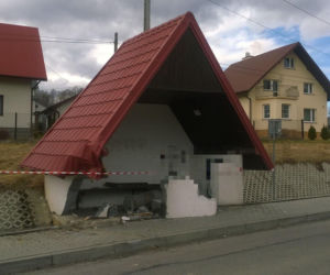 Pechowy wtorek na drogach. Ciężarówka zaparkowała w domu, seicento na przystanku
