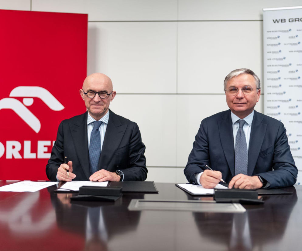 Piotr Wojciechowski z Grupy WB i przedstawiciel Orlenu podczas podpisywania umowy o współpracy. Partnerstwo polskich firm wzmacnia bezpieczeństwo infrastruktury krytycznej, a szczegóły ich działań dostępne są na Super Biznes.