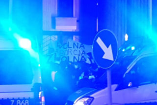Warszawa: Policjanci skuwają demonstrantów przed MEN! Tłum rzucił się w obronie [GALERIA]