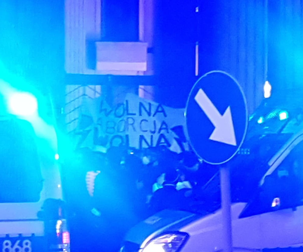 Policja zatrzymuje protestujących pod MEN