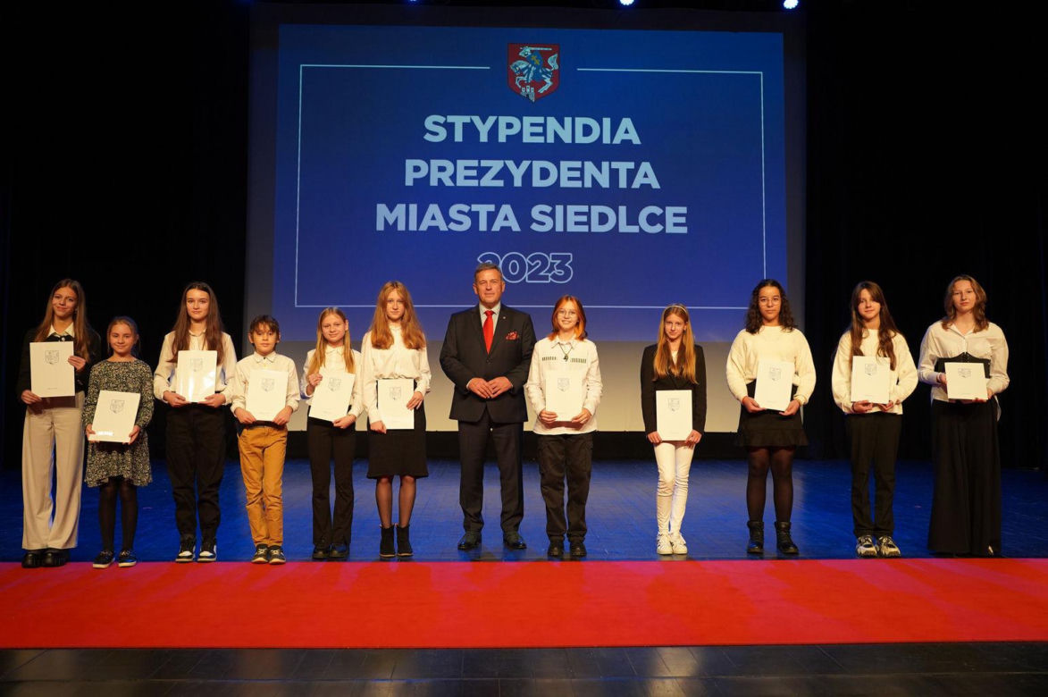Stypendyści odebrali z rąk prezydenta Andrzeja Sitnika Listy Gratulacyjne