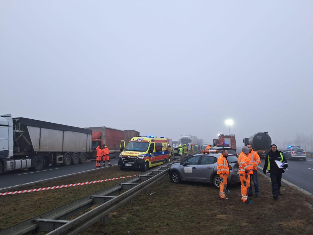 Kolizja za kolizją na S5 koło Leszna. Na wysokości Lipna w gęstej mgle wpadają na siebie samochody