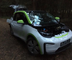 Wpadł gang złodziei samochodów. Właśnie demontowali elektryczne BMW