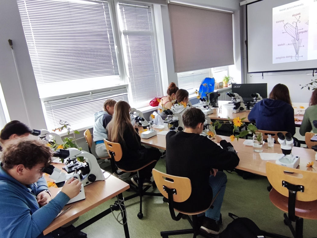 Młodzi naukowcy w akcji! Uczniowie eksperymentowali w laboratoriach Collegium Medicum