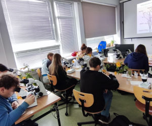 Młodzi naukowcy w akcji! Uczniowie eksperymentowali w laboratoriach Collegium Medicum