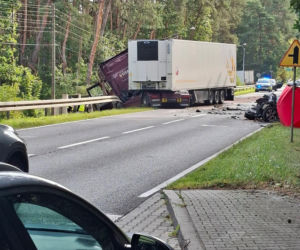 Śmiertelny wypadek w Stykowie na DK 42. Na miejscu zginął 23 letni mężczyzna