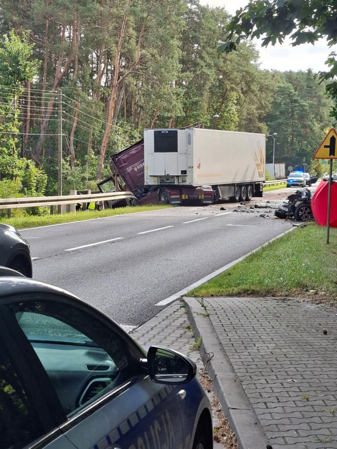 Śmiertelny wypadek w Stykowie na DK 42. Na miejscu zginął 23 letni mężczyzna