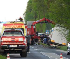 Kierowca zmiażdżony w aucie po czołowym zderzeniu