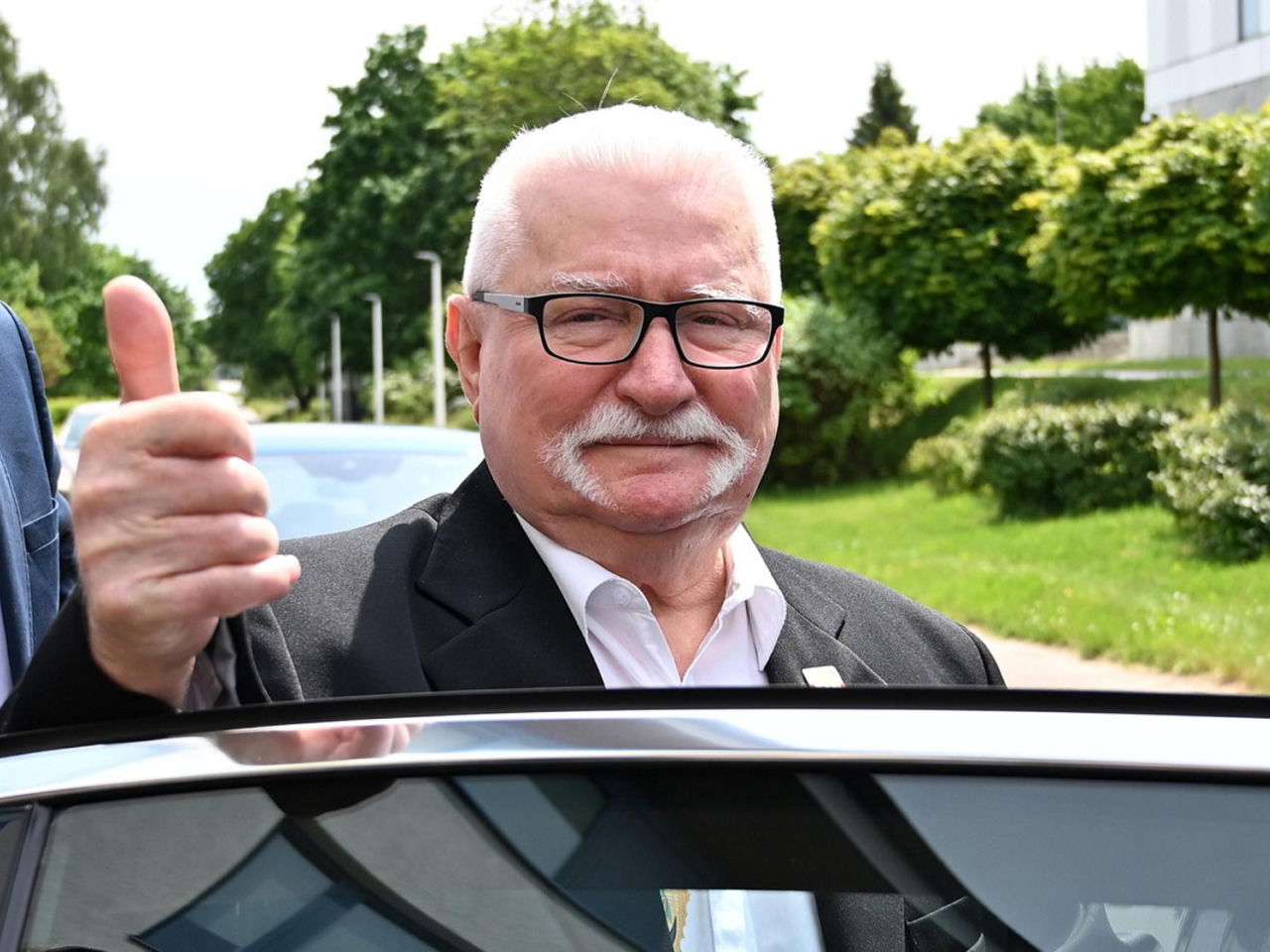 Nagle weszły skrzypaczki i zagrały dla Wałęsy. To za Europejski Order Zasługi