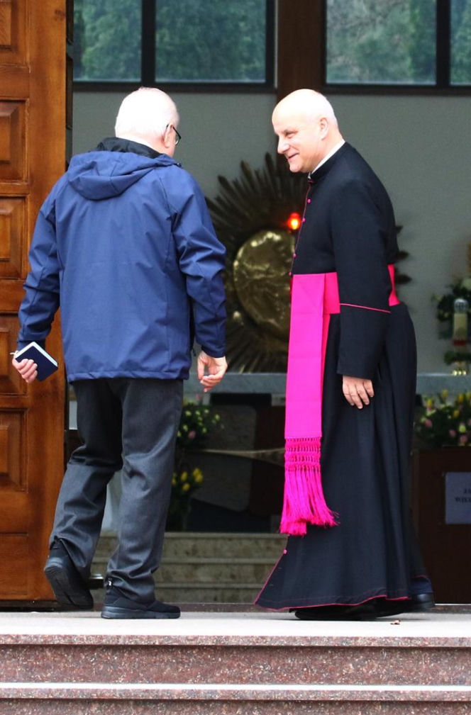 Wiosenny Lech Wałęsa na wielkanocnej mszy