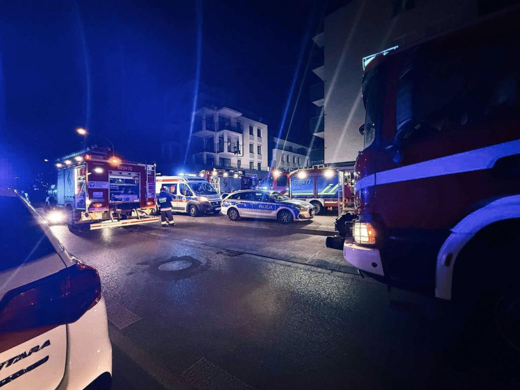 Pokazali jak wygląda wnętrze spalonego garażu w Ząbkach. Ogień pojawił się w nocy. Ewakuowano 300 osób