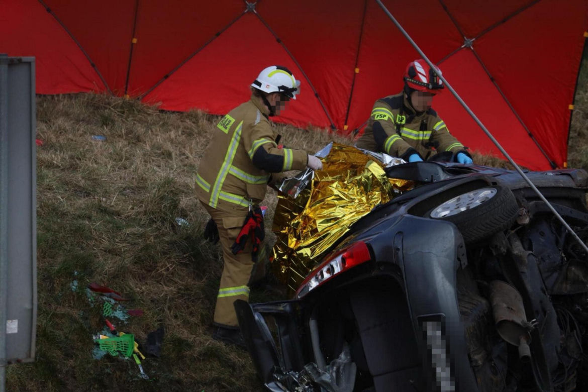 Tragedia na torach! Dwie ofiary śmiertelne po zderzeniu pociągu z autem