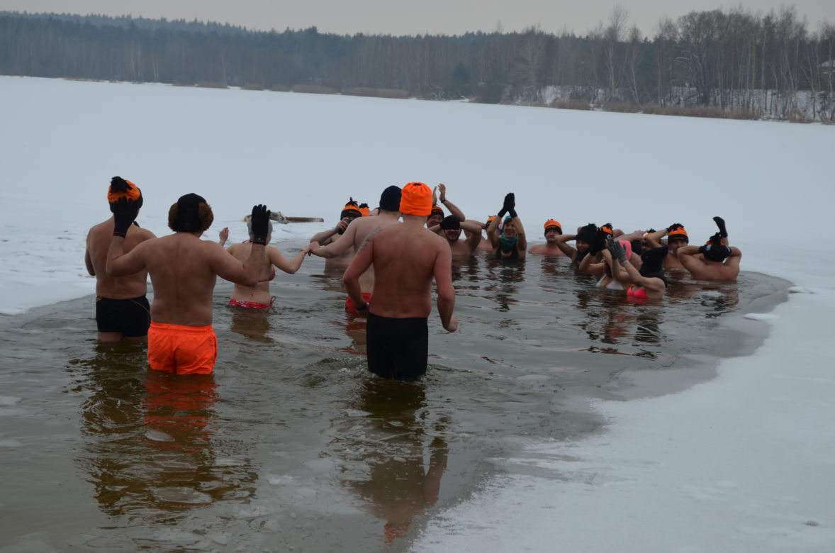 Morsowanie nasz nowy zimowy sport narodowy. Dziś na PIACHACH ponad setka morsów