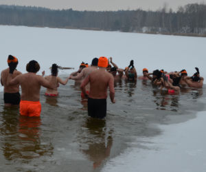 Morsowanie nasz nowy zimowy sport narodowy. Dziś na PIACHACH ponad setka morsów