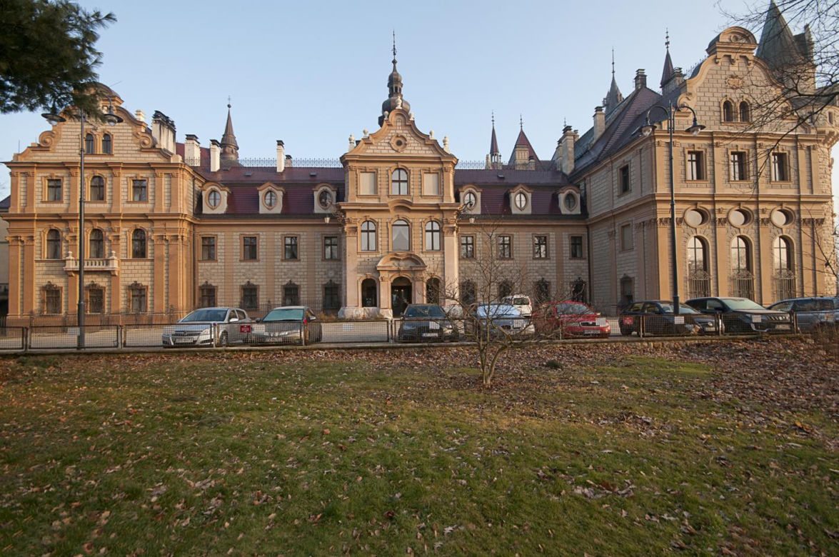 Metamorfoza Zamku w Mosznej. Z sanatorium w bajkowy hotel - tak przez lata zmieniał się jeden z najbardziej czarujących budynków w Polsce