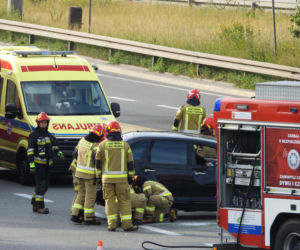 Zderzenie na Wisłostradzie. Chrysler uderzył w bariery, Lexusa i dachował