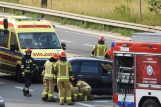 Zderzenie na Wisłostradzie. Chrysler uderzył w bariery, Lexusa i dachował