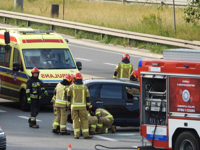 Zderzenie na Wisłostradzie. Chrysler uderzył w bariery, Lexusa i dachował