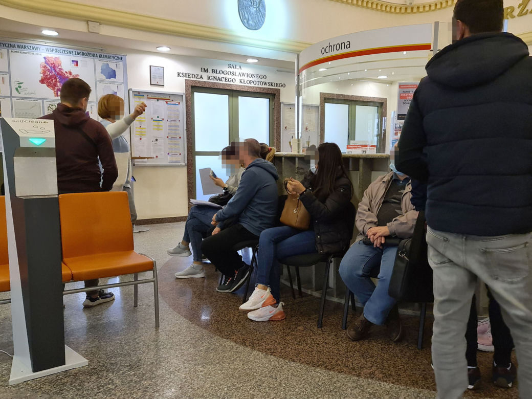 W ostatniej chwili uciekli przed grzywną! Nawet  dwie godziny w kolejce do spisu