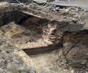 Kraków: Podczas remontu Basztowej odkryto fragment muru. Może sięgać czasów królowej Jadwigi! [ZDJĘCIA]