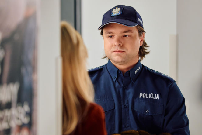 "Na Wspólnej", odcinek 4194: matka Remka zastaje półnagiego Brzozowskiego w mieszkaniu Brygidy. Oskarża ją o niewierność