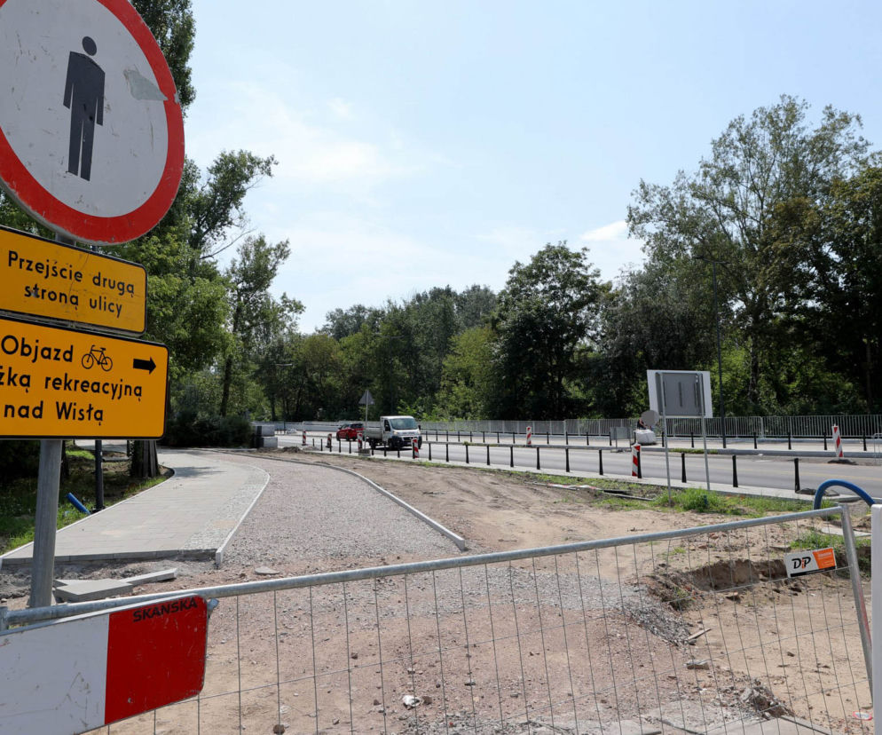 Przebudowa Wybrzeża Helskiego. Robotnicy bimbają na budowie