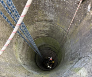 Uratowali kota, który wpadł do studni