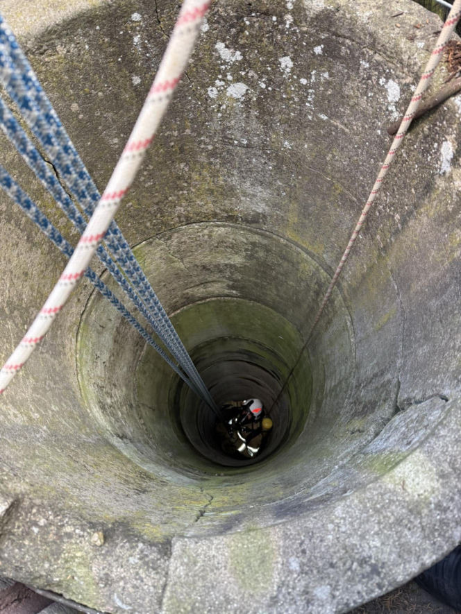 Uratowali kota, który wpadł do studni