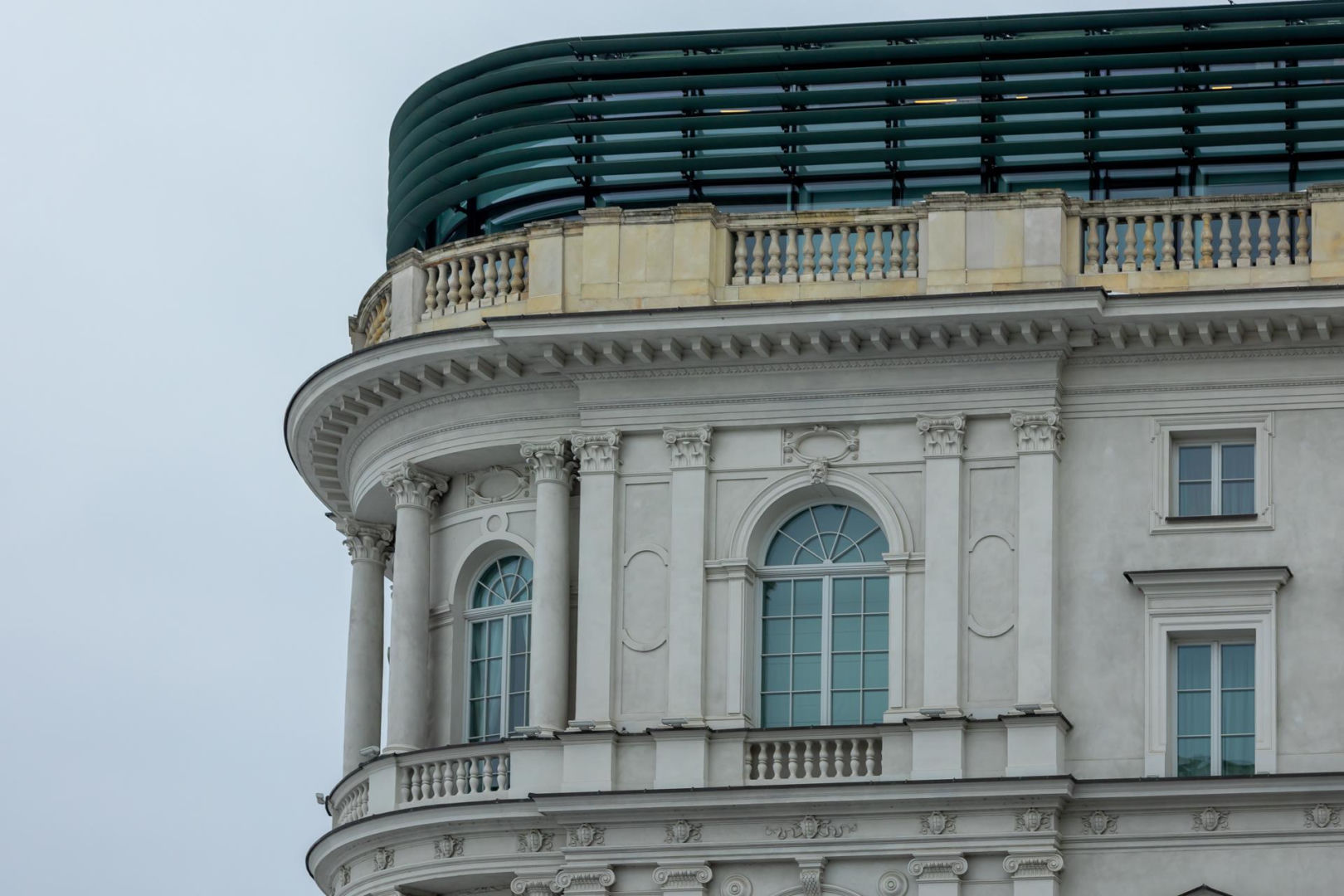 Hotel Europejski działa obecnie pod nazwą Raffles Europejski Warsaw