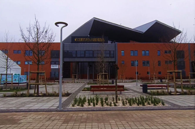 Plac przed Netto Areną po przebudowie