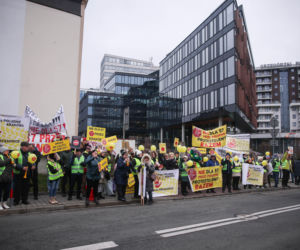Protest ws. wariantów S7 przed siedzibą oddziału GDDKIA w Krakowie