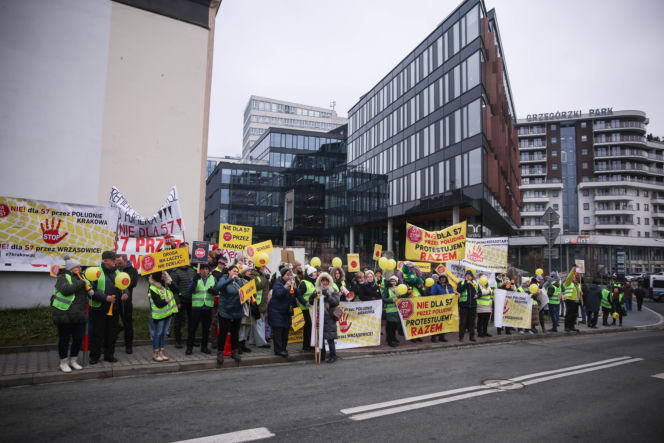 Protest ws. wariantów S7 przed siedzibą oddziału GDDKIA w Krakowie