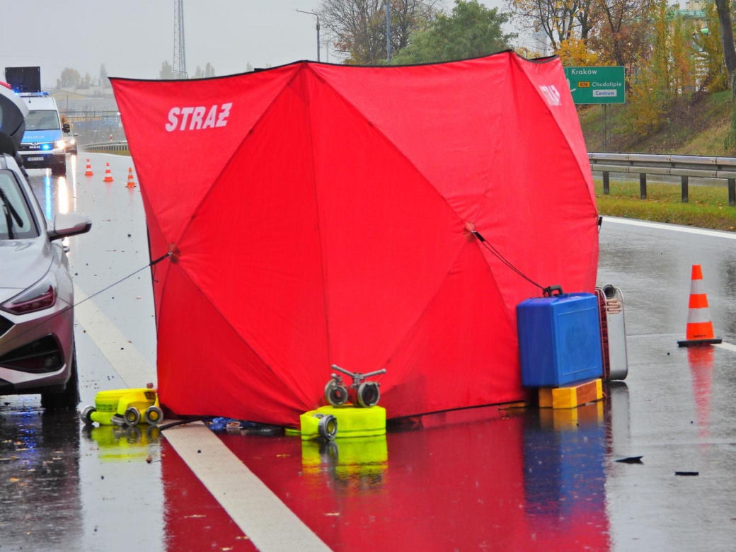 Zwłoki na drodze w Tarczynie. Policja szuka świadków