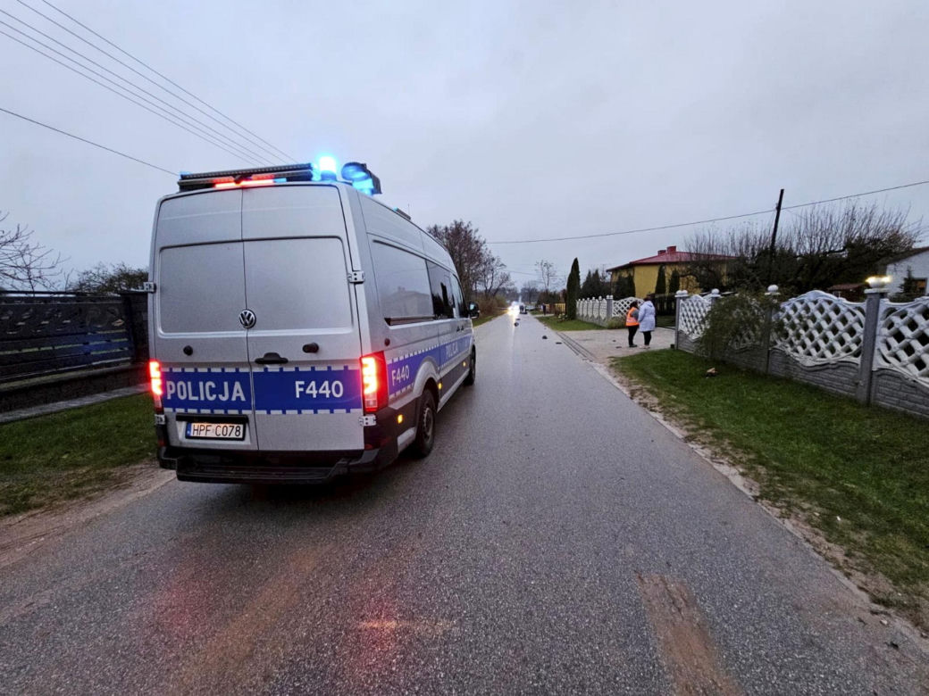 Śmiertelny wypadek pod Piotrkowem Trybunalskim. Kierowca uciekł z miejsca zdarzenia [ZDJĘCIA]. 