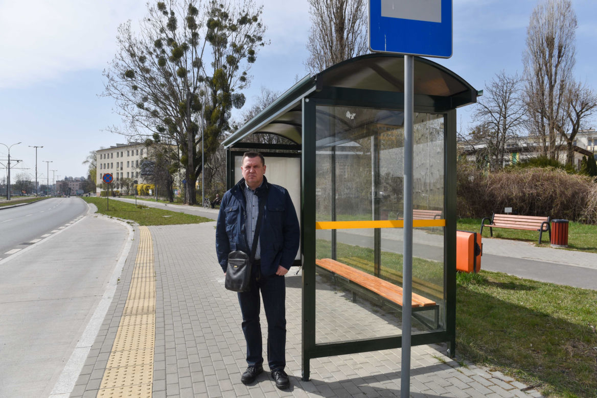 Arkadiusz Brodziński czeka na przystanku, na którym nie stają autobusy