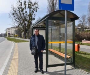 Arkadiusz Brodziński czeka na przystanku, na którym nie stają autobusy