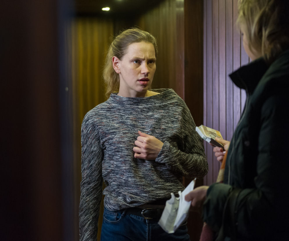 Na Wspólnej odcinek 2653. Zuza (Małgorzata Socha), Sylwia (Alicja Stasiewicz)
