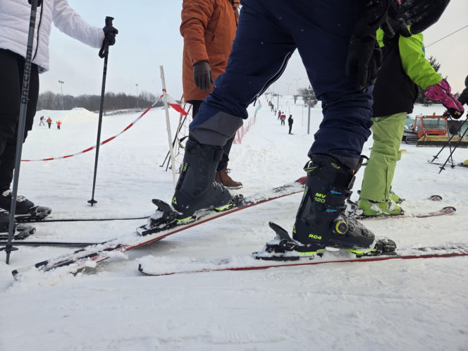 Tłumy narciarzy w bydgoskim Myślęcinku. Byliśmy na Stefanowym Stoku