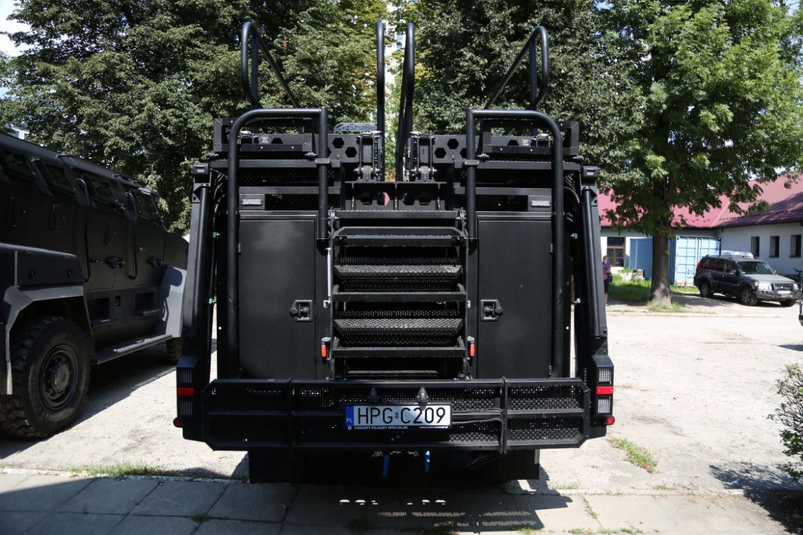 Małopolska. Policja kupiła prawdziwego potwora. Terroryści bez szans
