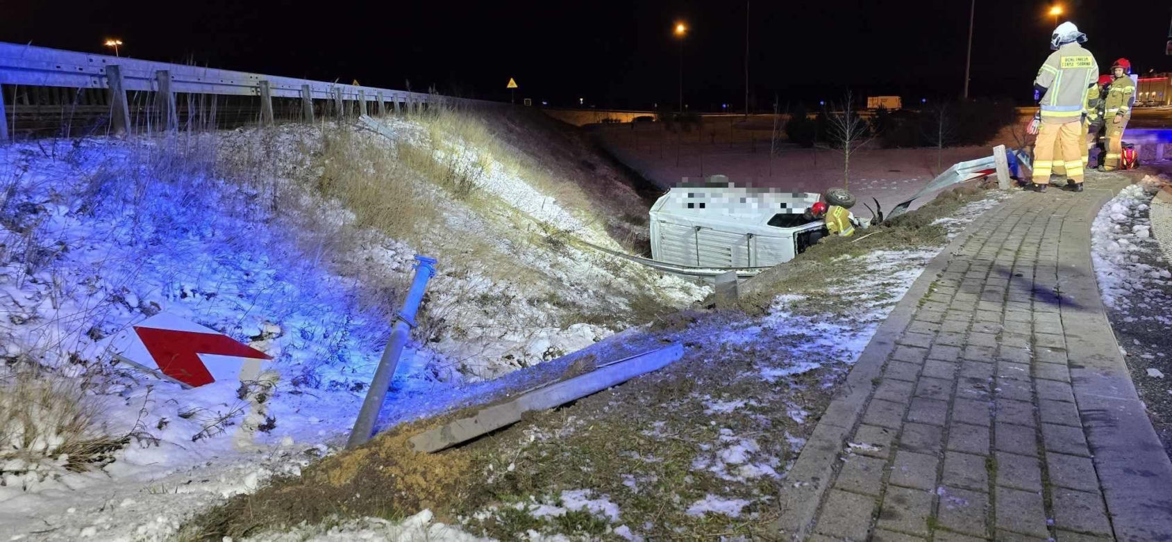 Bus w rowie na S5 niedaleko Rawicza. Strażacy wydostali kierowcę