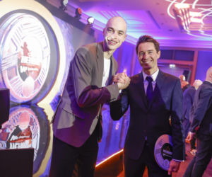 Władimir Semirunnij wsparł zrzutkę u Łatwoganga. Olimpijczyk zgolił włosy i przekazał medal na aukcję