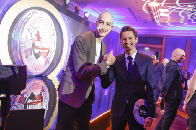 Władimir Semirunnij wsparł zrzutkę u Łatwoganga. Olimpijczyk zgolił włosy i przekazał medal na aukcję