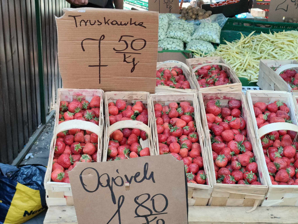 Cena czereśni i truskawek na łódzkich targowiskach. Zobacz, ile kosztują owoce w Łodzi