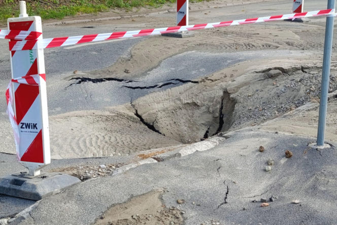 Ulica Starkiewicza zamknięta po awarii wodociągu